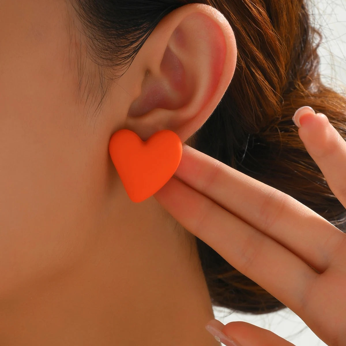 Boucle D'oreille Femme Cœur Lisse portée par une femme de profil, on ne voit que son oreille