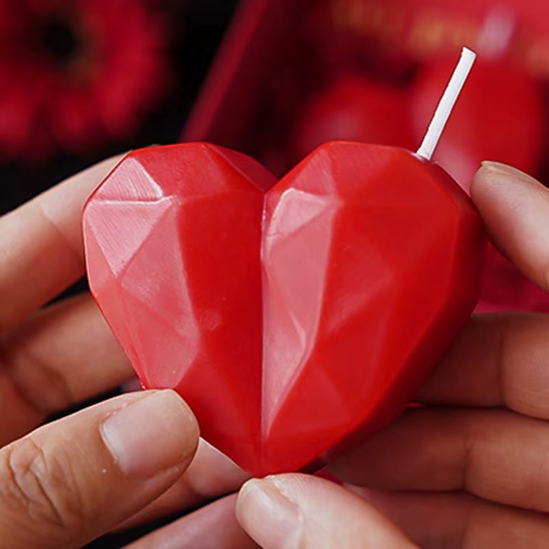 Bougie Rouge Coeur Graphique dans les mains d'une personne