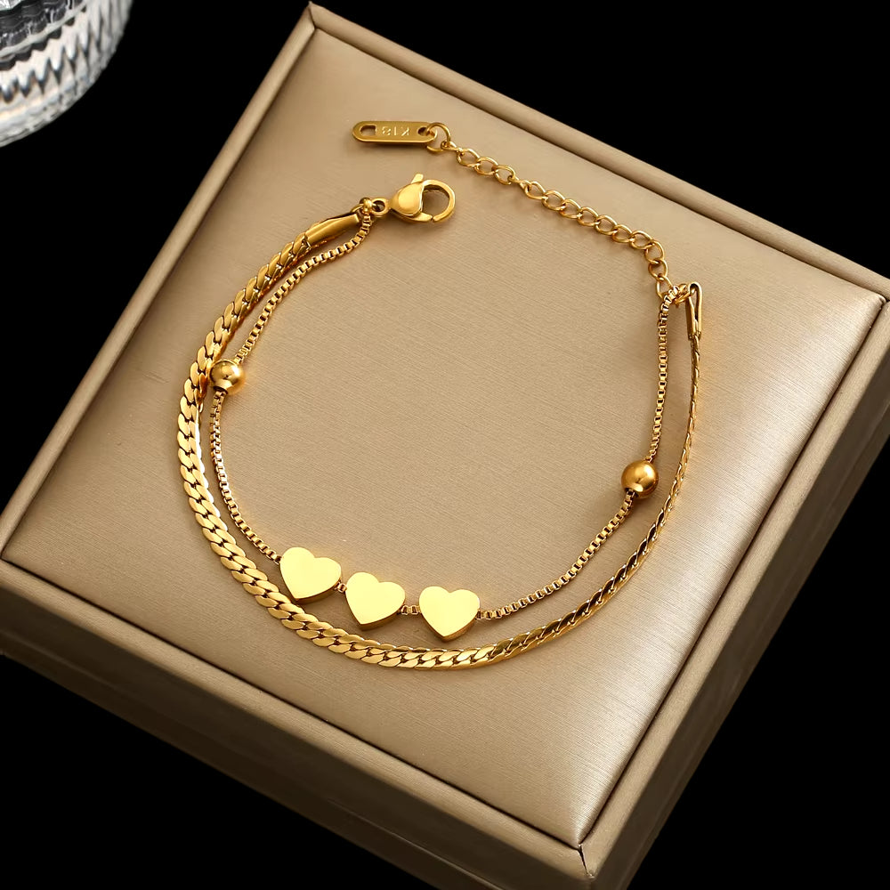 Bracelet Double Maille Coeur sur une boite beige