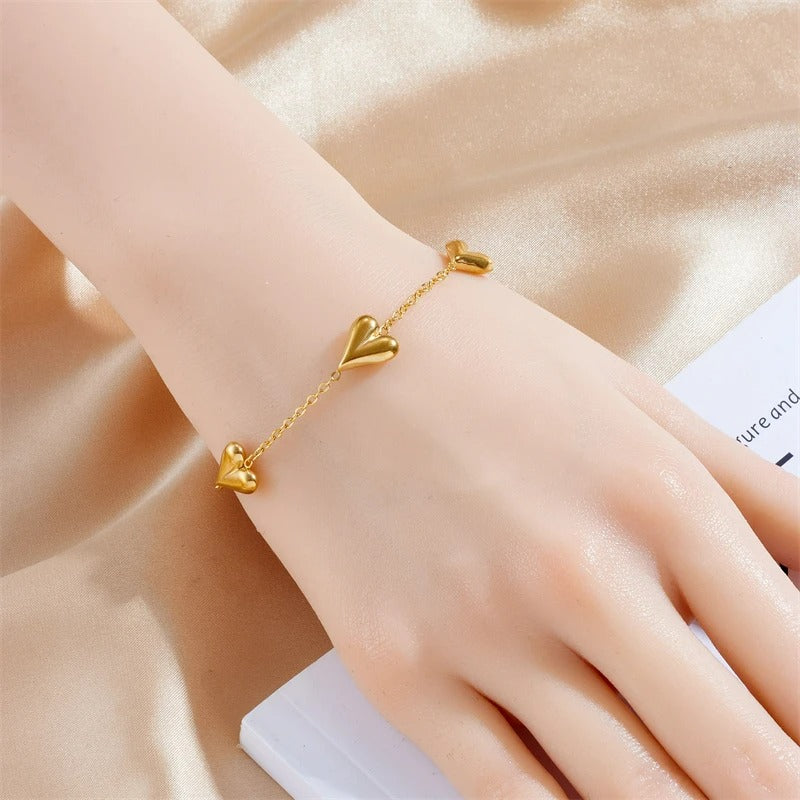 Bracelet Femme Chaine et Cœurs 3D porté au poignet d'une femme