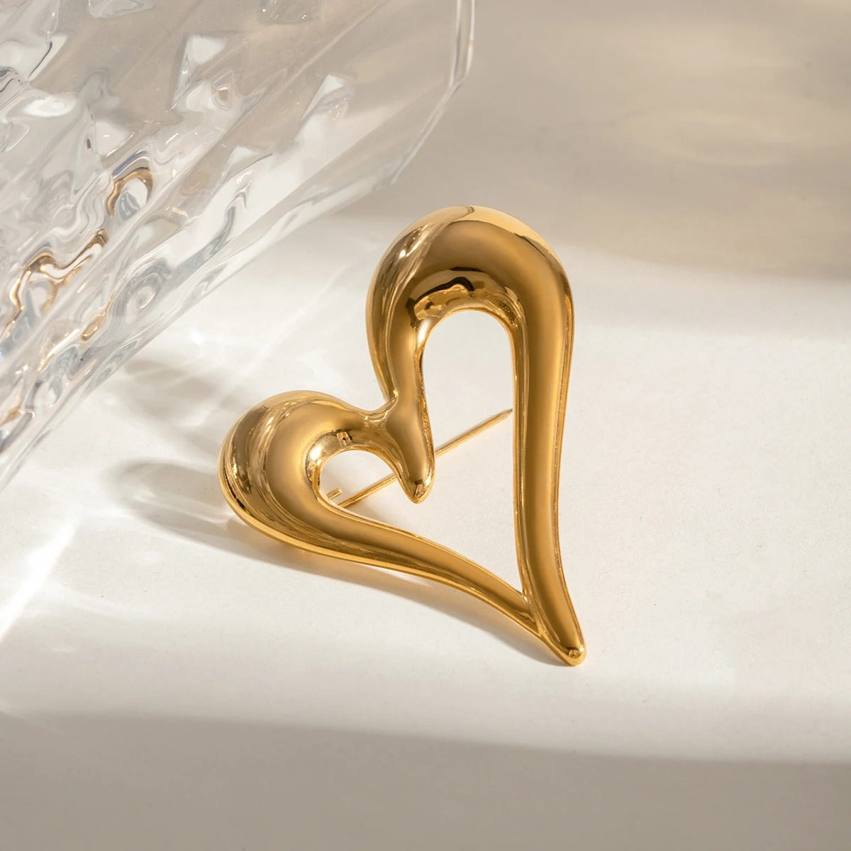 Broche Cœur Romantique présenté posé sur une table beige