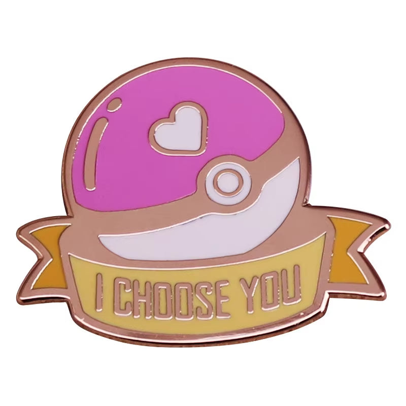 Broche Pokeball avec Coeur sur fond blanc