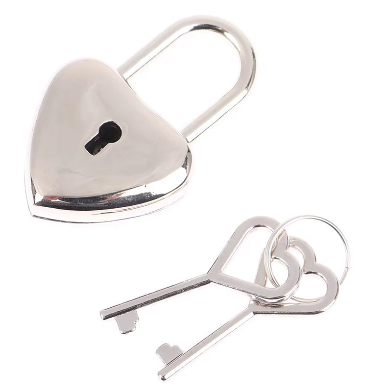 Cadenas Coeur en Métal sur fond blanc
