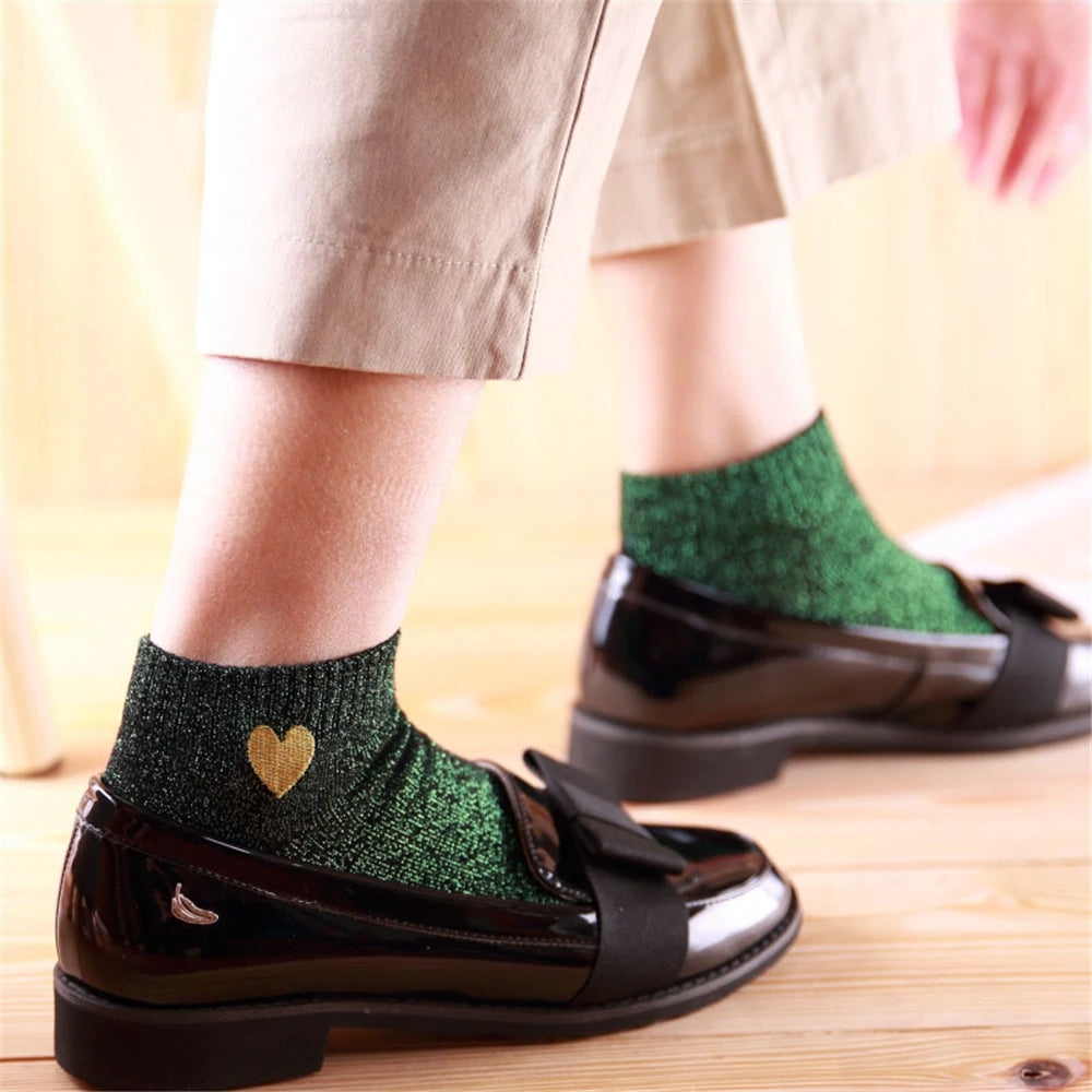 Chaussettes pour Femme Courtes et Brillantes portées par une personne