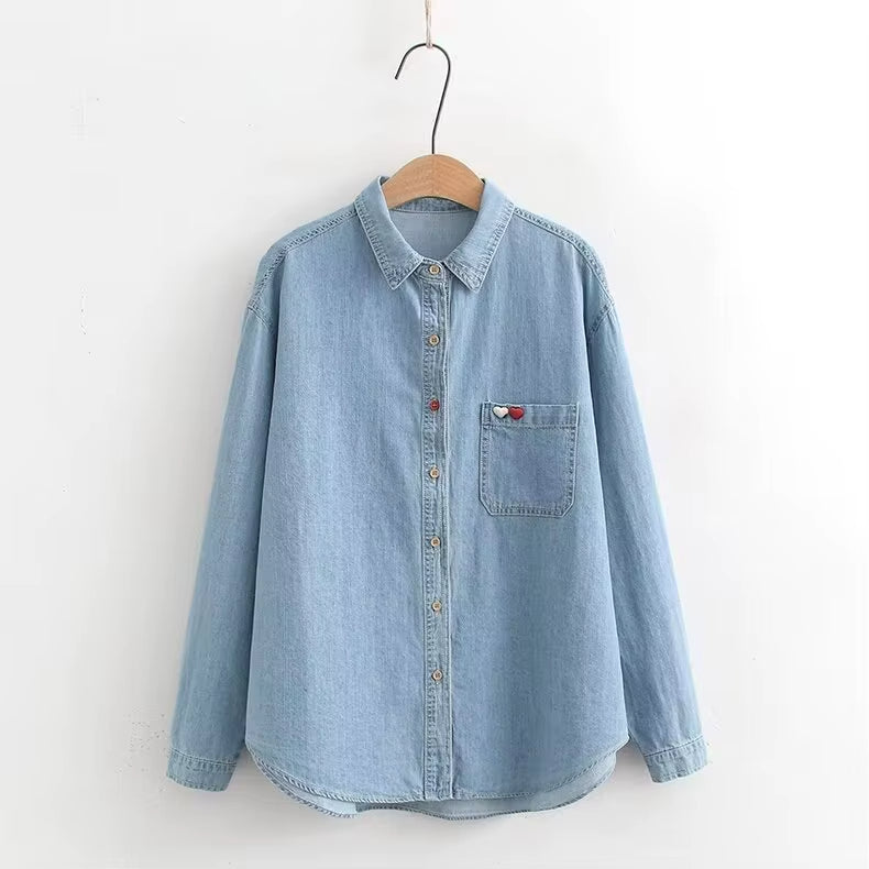 Chemise Femme en Denim avec Coeurs Brodés sur fond blanc