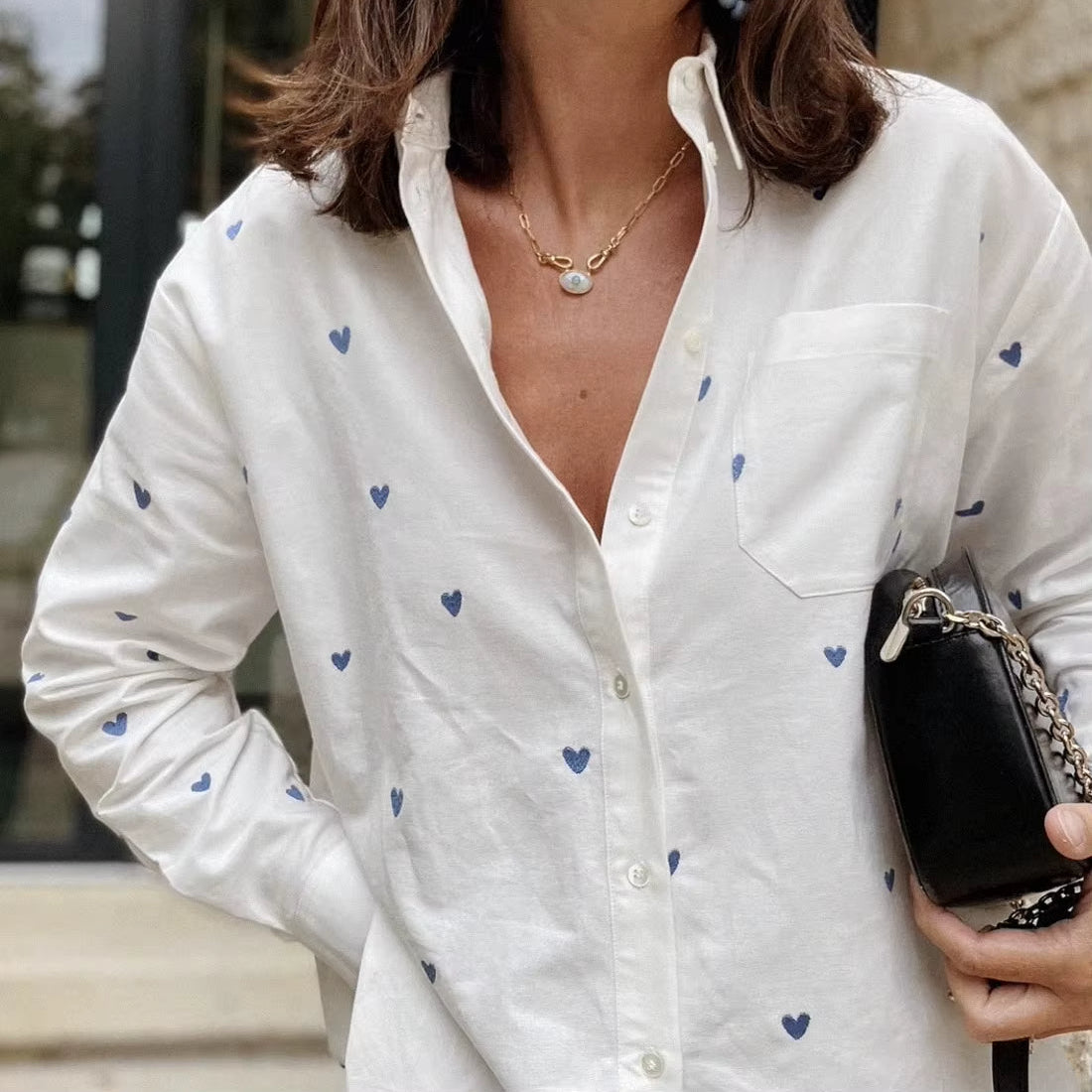 Chemise Femme à Motifs Coeurs sur une femme