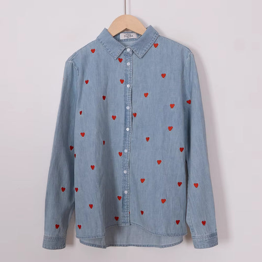 Chemise Femme Vintage à Motifs Coeurs sur un cintre sur fond gris