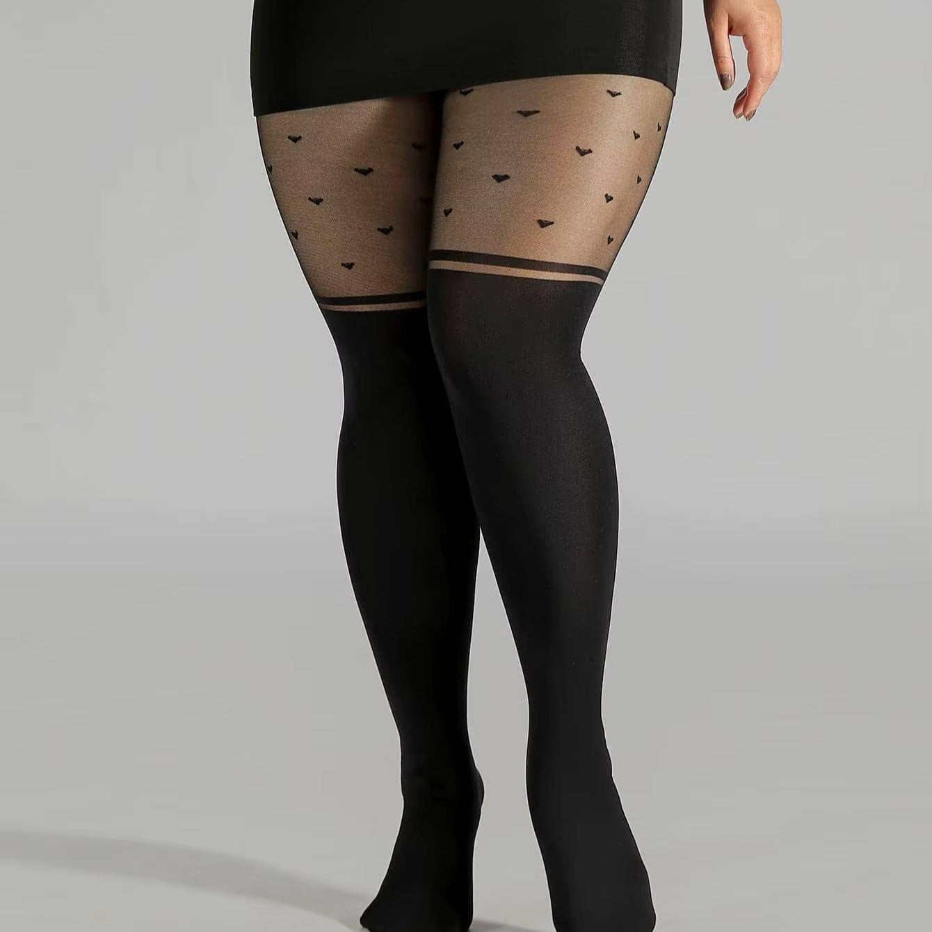 Collant Femme Grande Taille Moderne sur une femme sur fond gris