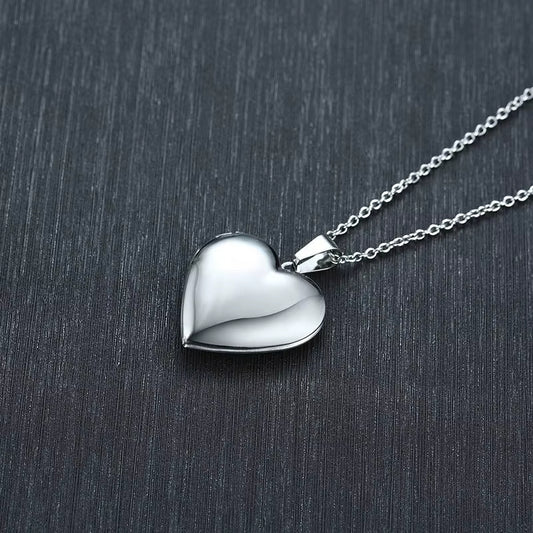 Collier Coeur Moderne et Raffiné sur fond noir