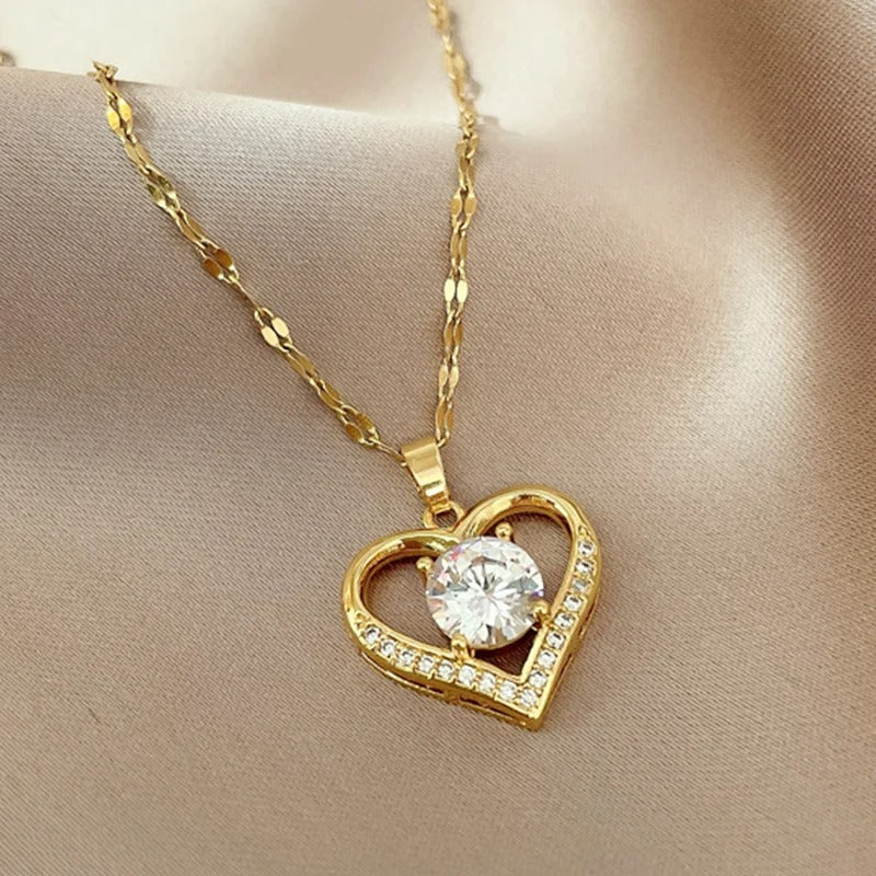Collier Femme Pendentif Cœur Scintillant présenté sur un tissu satin rose-beige
