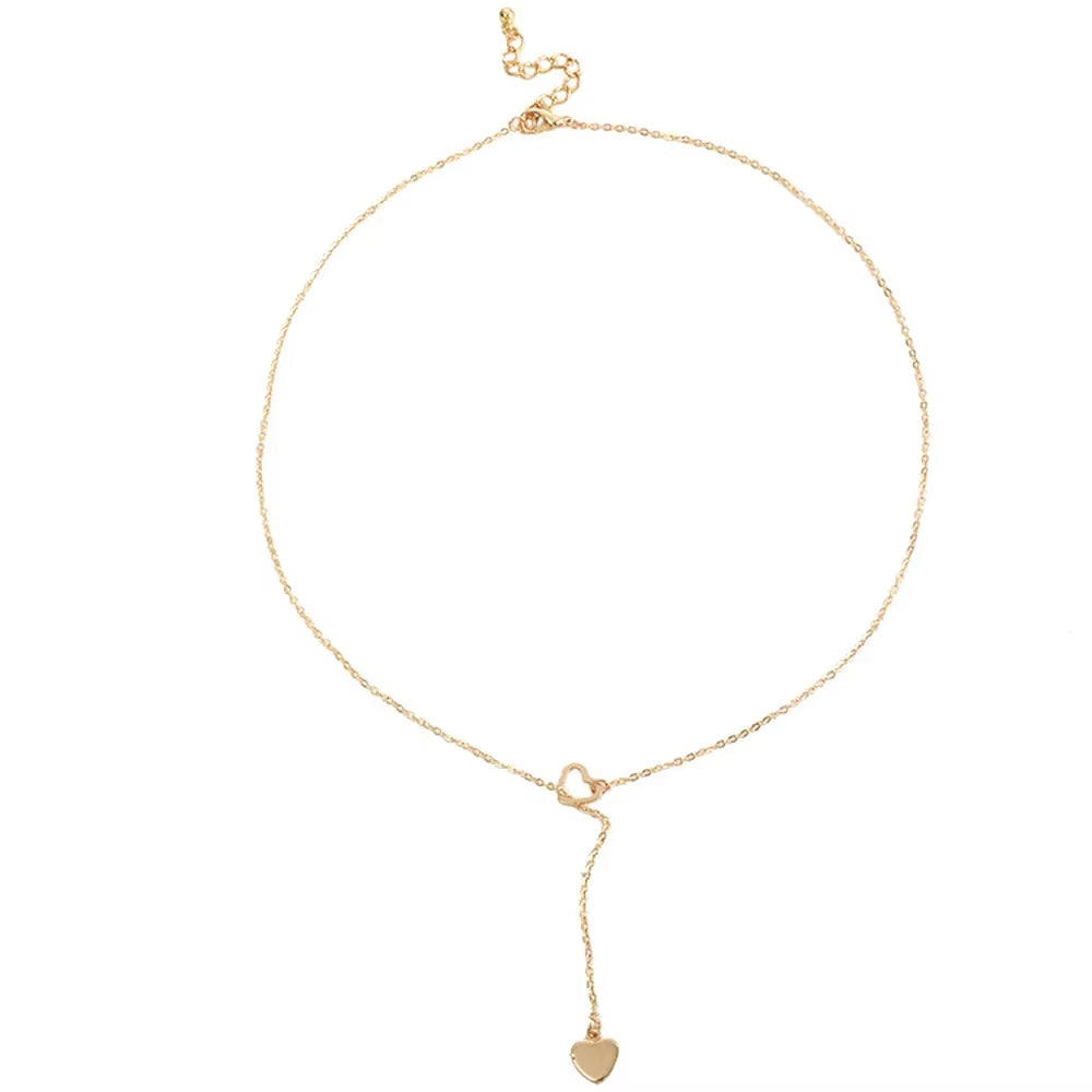 Collier Fin Pendant à Coeur sur fond blanc