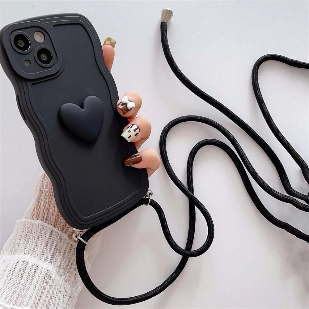 Coque de Telephone Cœur Avec Cordon iPhone noire, dans la mains d'une femme sur fond blanc