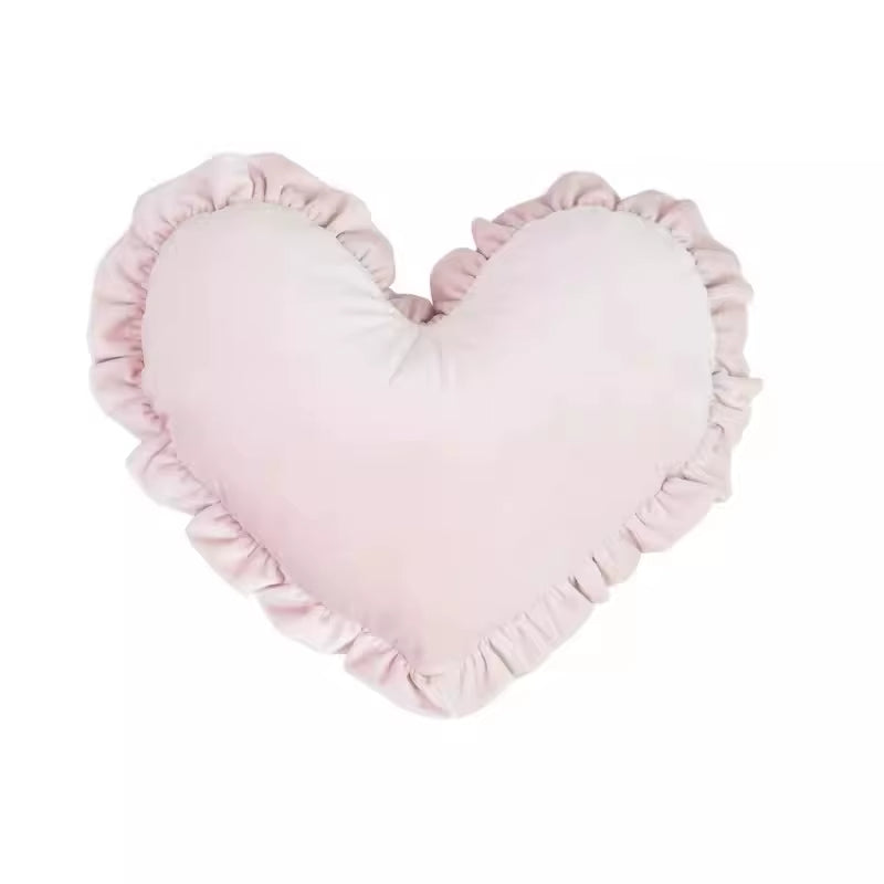 Coussin en Forme de Coeur avec Volants sur fond blanc