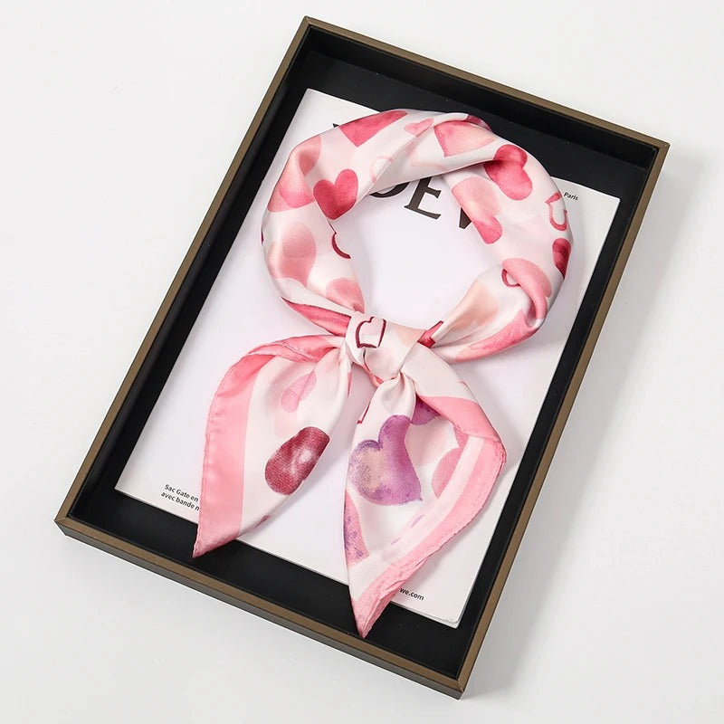 Foulard Femme Carré Aux Cœurs Pastel présenté noué dans sa boite