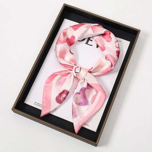Foulard Femme Carré Aux Cœurs Pastel présenté noué dans sa boite