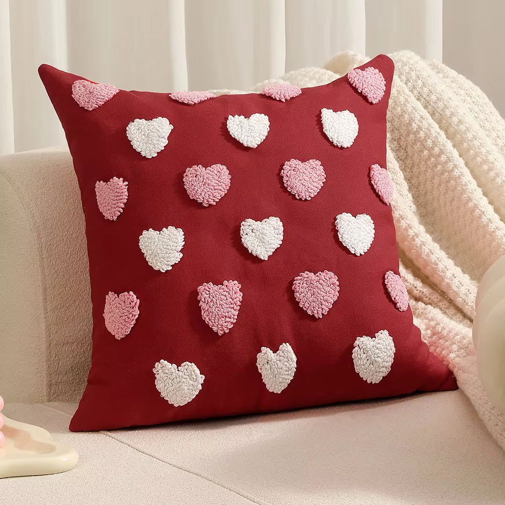 Housse de Coussin Brodé Coeur sur un canapé blanc