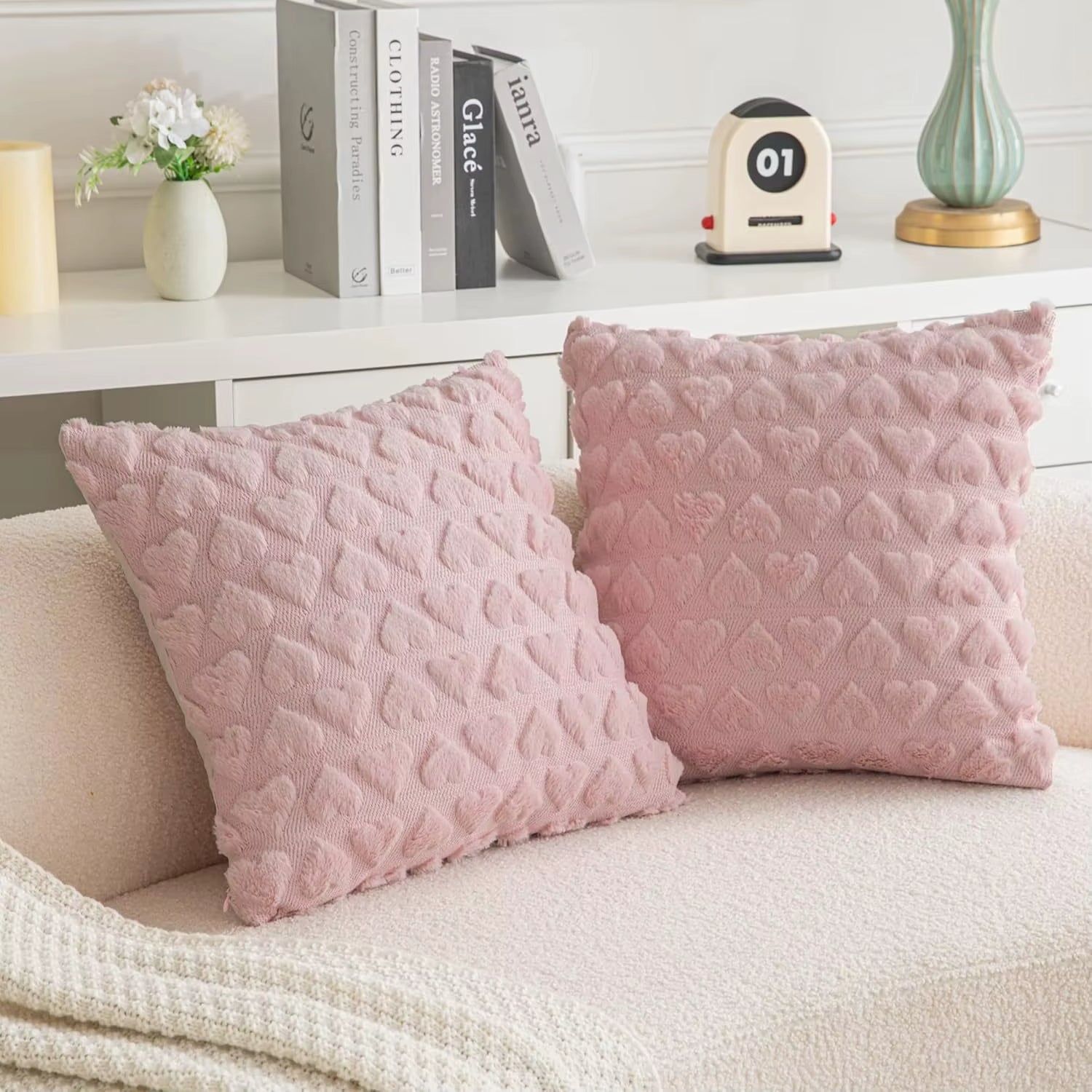 Housse de Coussin Douce Coeur sur un canapé