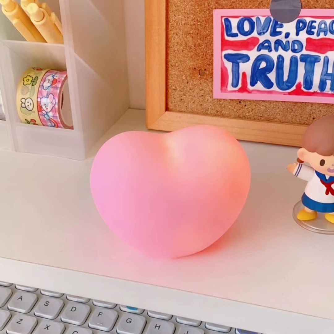 Lampe Led Sans Fil Coeur sur un bureau