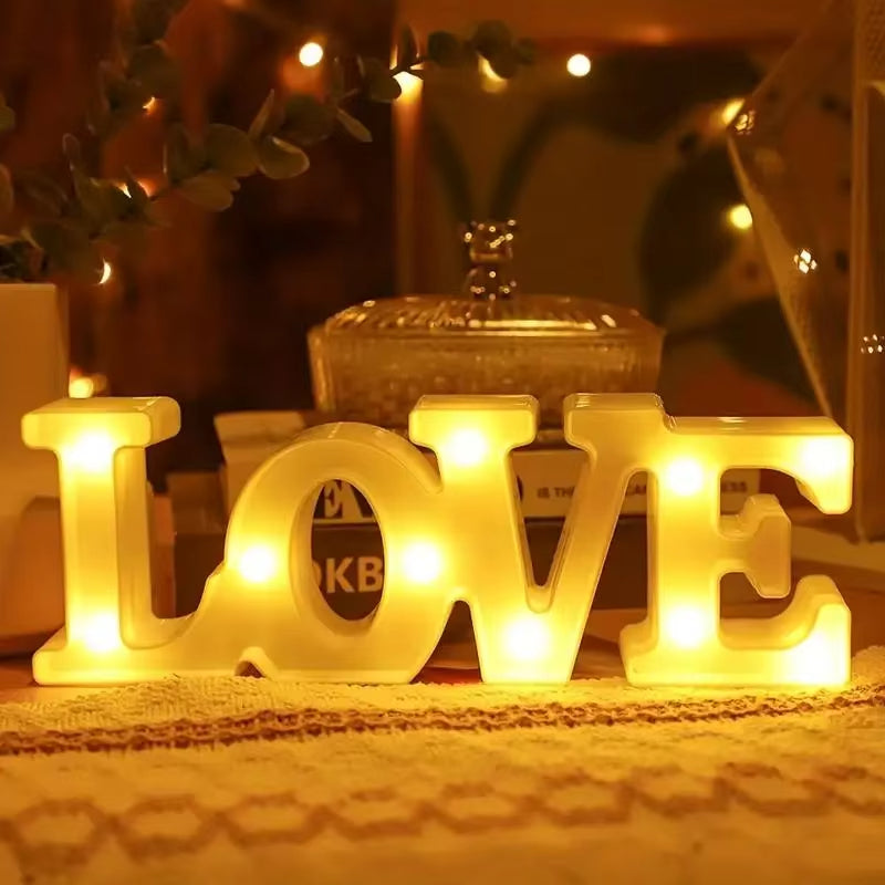 Lampe de Salon à Poser Love posée sur un meuble