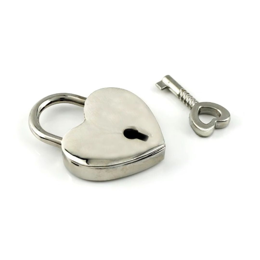 Mini Cadenas Coeur en Métal sur fond blanc