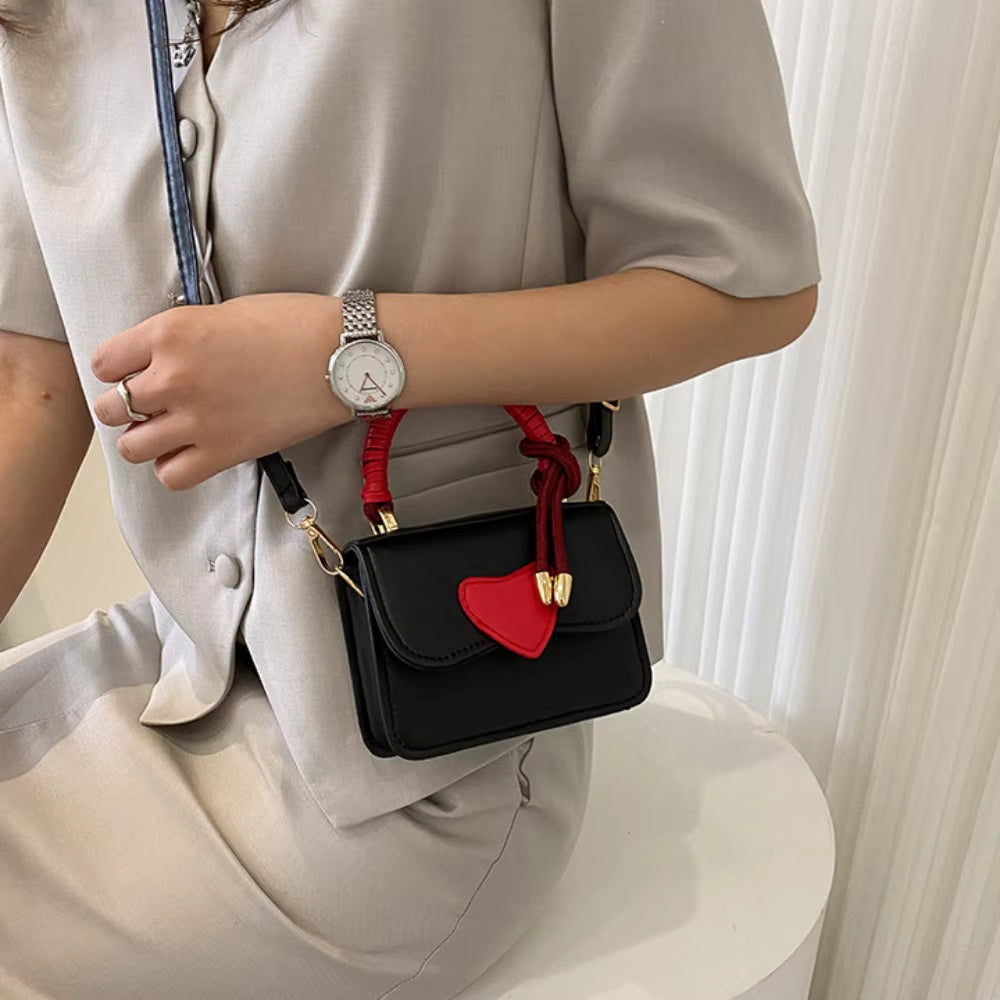 Mini Sac à Main Femme Coeur porté par une femme
