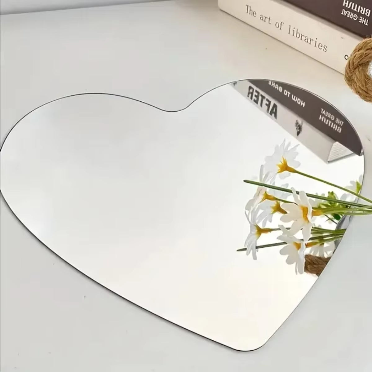Miroir Mural Déco Fin en Coeur sur fond gris