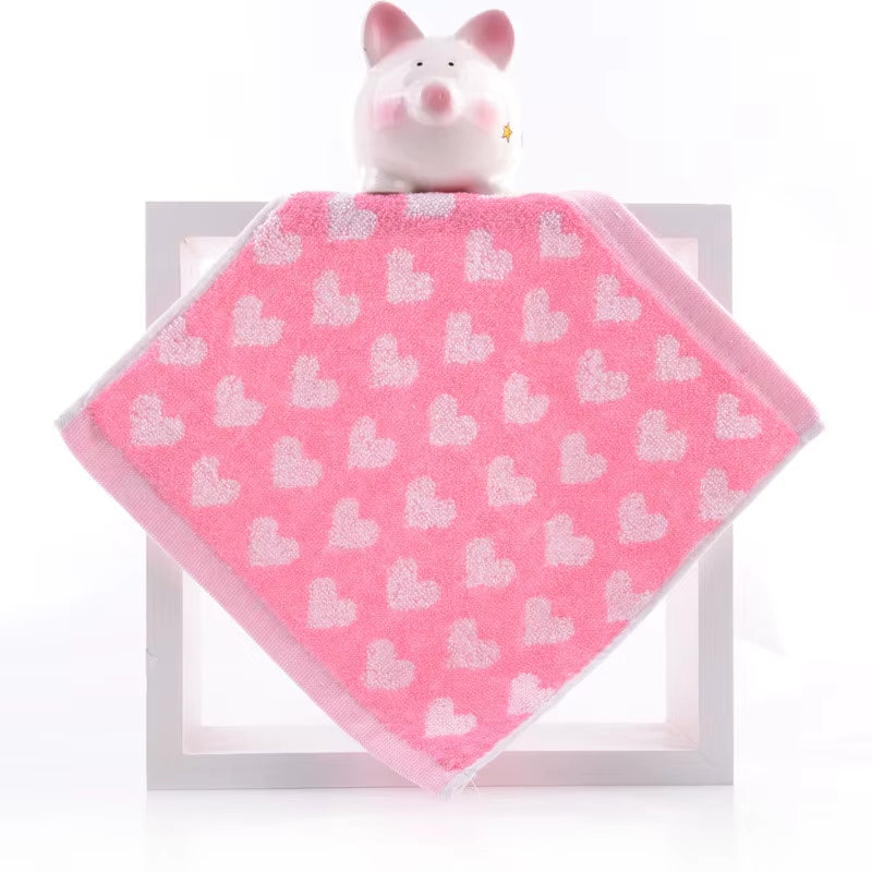 Petite Serviette Visage Coeur sur fond blanc