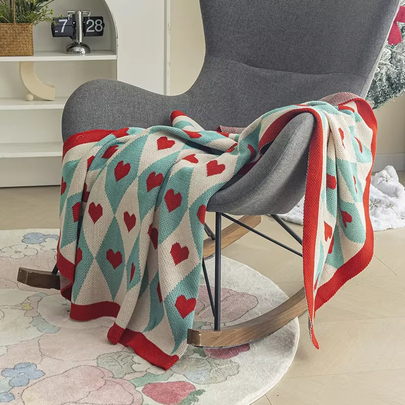 Plaid Coeur Bleu et Rouge sur un fauteuil gris