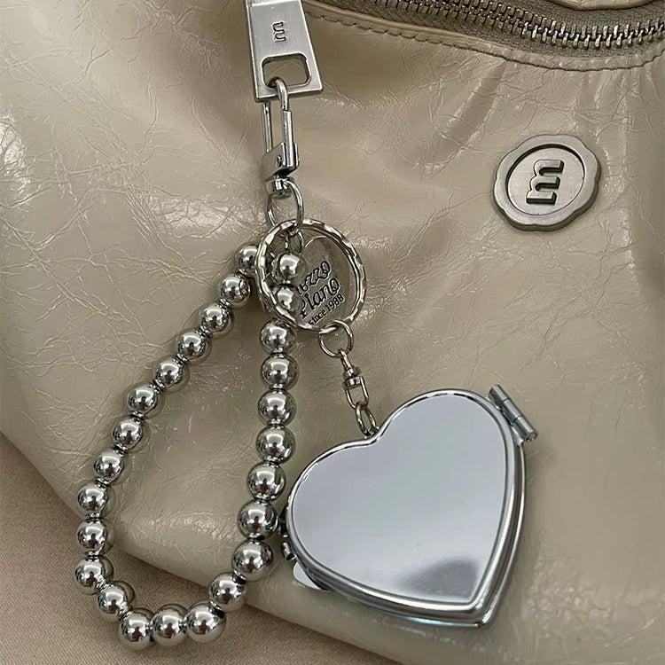 Porte Clé Argenté Coeur sur un sac