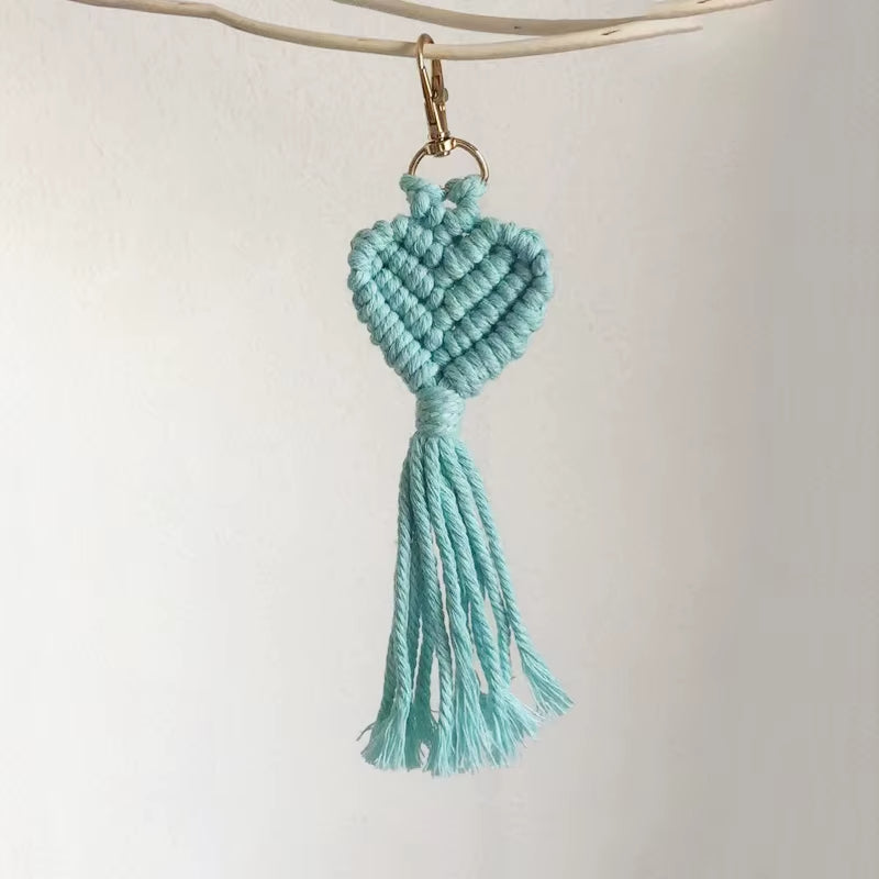 Porte Clé Coeur Macramé sur fond gris