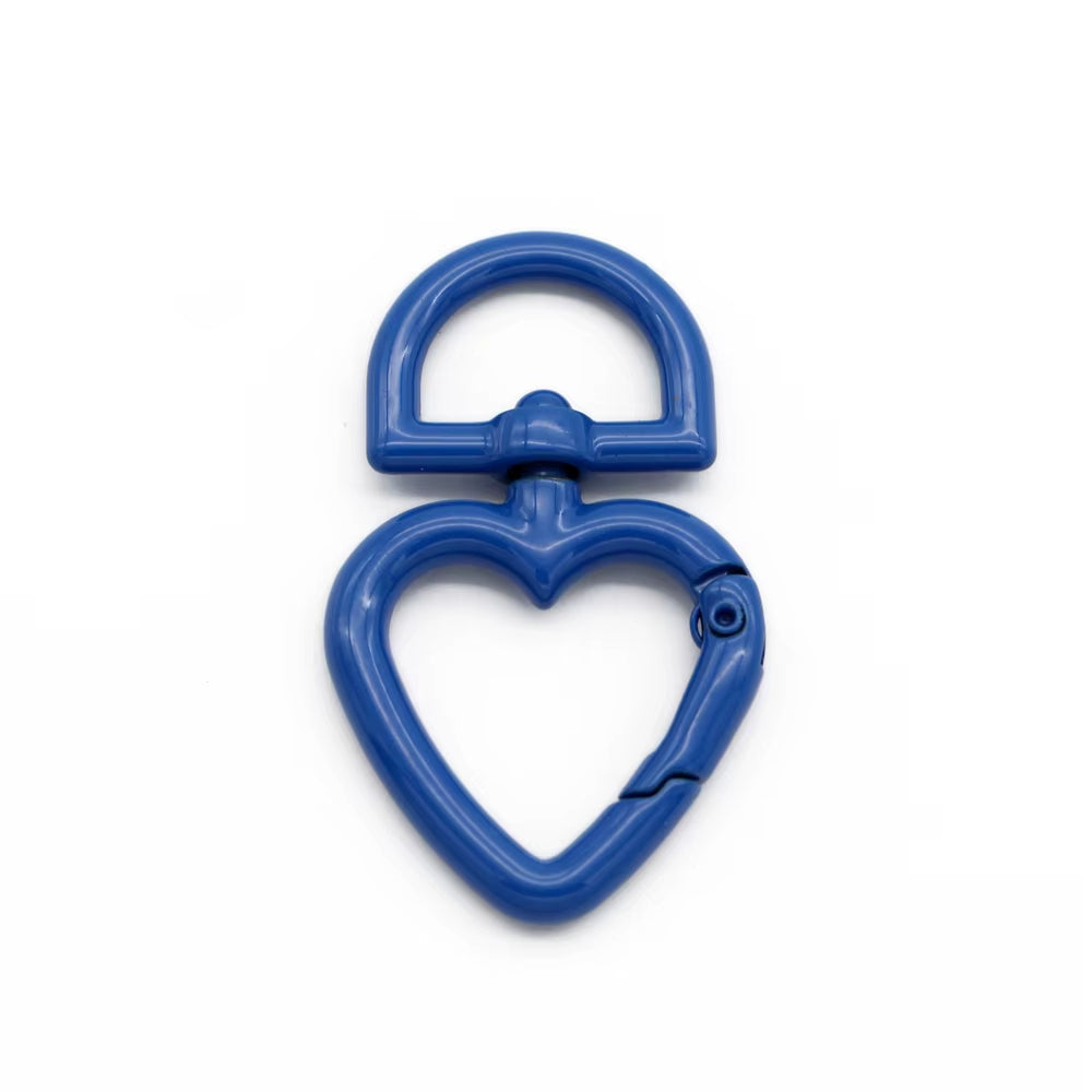 Porte Clé Coeur en Métal sur fond blanc