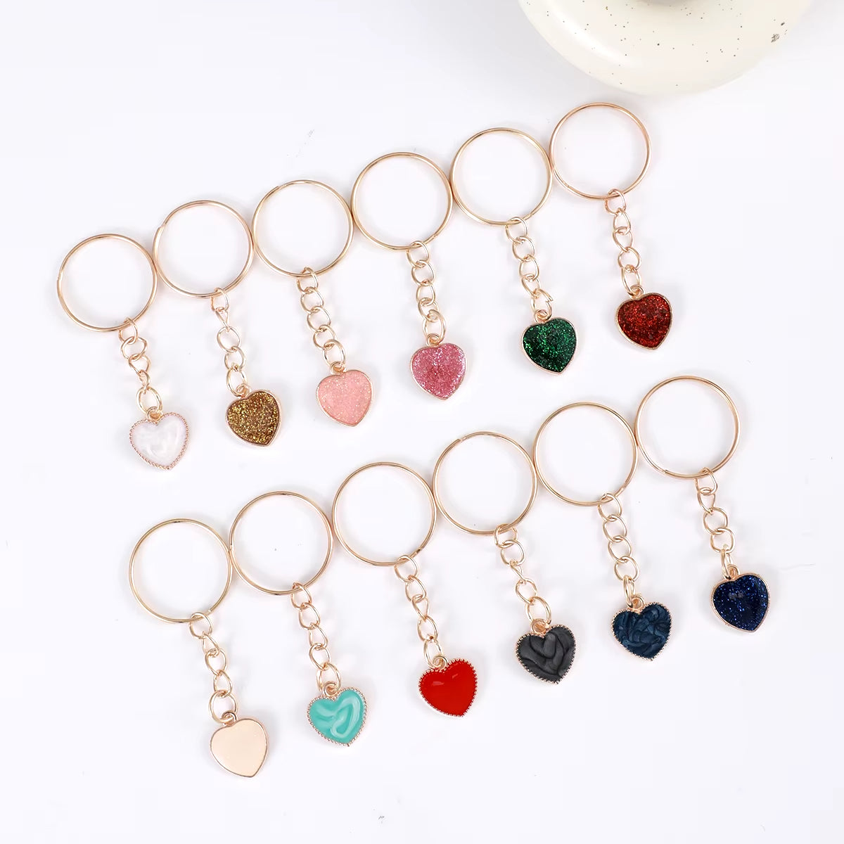 Porte Clé Doré Coeur Coloré Lot de 12 sur fond gris