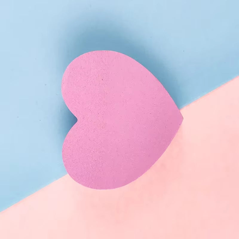 Post-it en Forme de Coeur sur fond rose et bleu