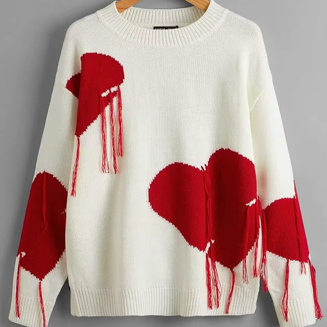 Pull Brodé Coeur Rouge sur fond gris sur un cintre