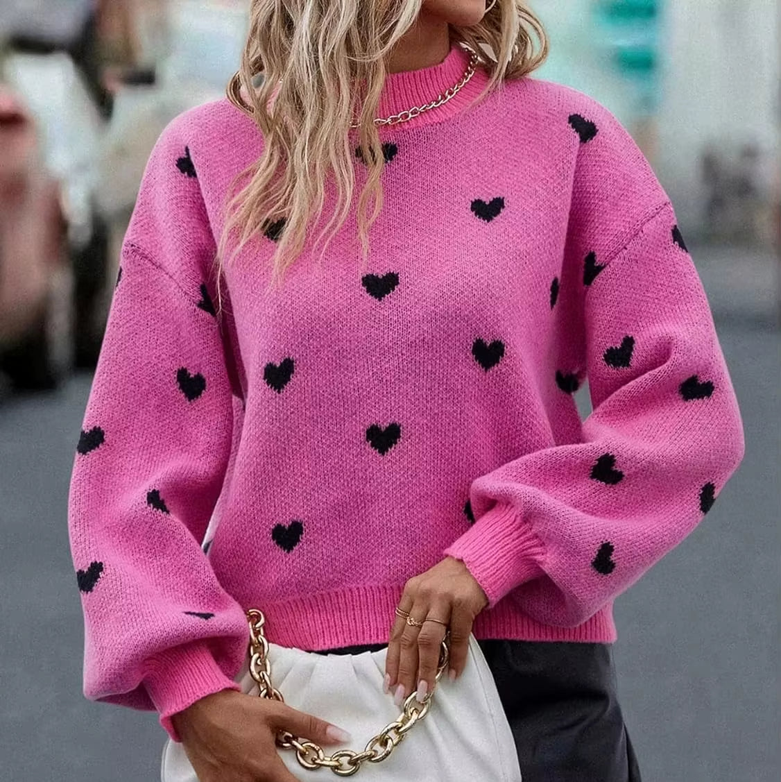 Pull Coeur Décontracté Loose sur une femme avec un sac à main blanc