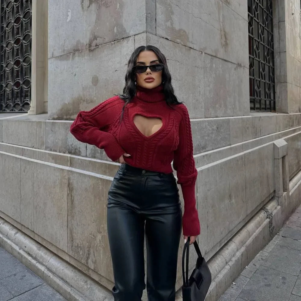 Pull Col Roulé Décolleté Coeur sur fond gris dans la rue
