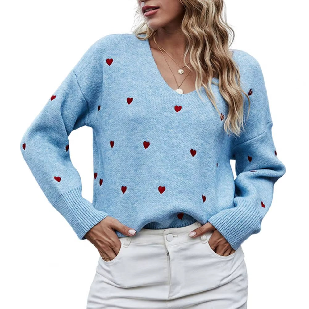 Pull Femme Bleu à Motifs de Coeurs sur une femme sur fond blanc