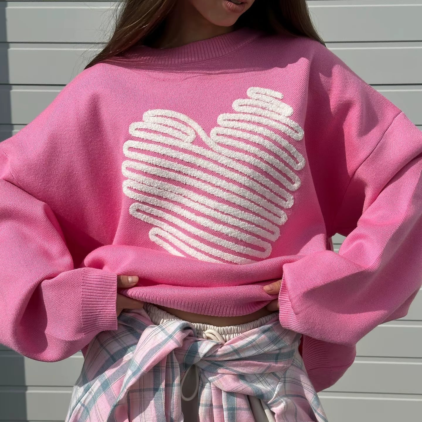 Pull Femme Coeur Rose et Moderne sur une femme