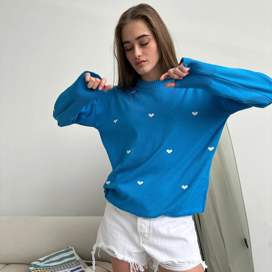 Pull Femme Imprimé Coeurs Blancs sur une femme