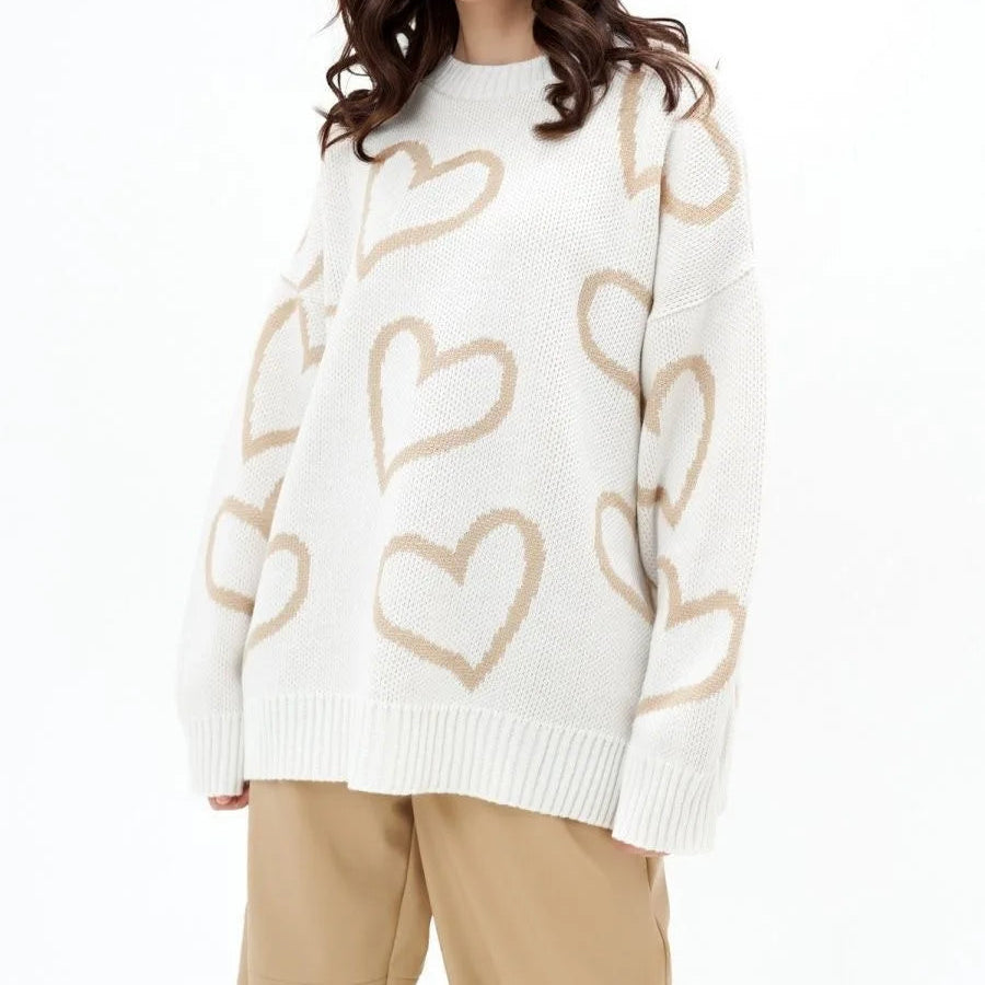 Pull Femme Imprimé Grands Coeurs sur une femme sur fond blanc