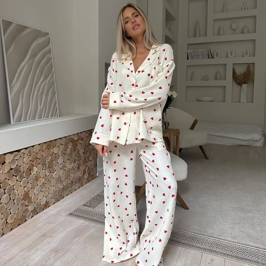 Pyjama Coeur Rouge 100% Coton sur une femme