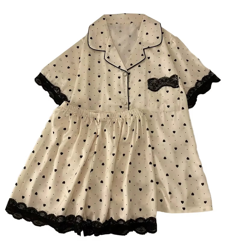 Pyjama Femme avec Dentelle et Coeurs sur fond blanc
