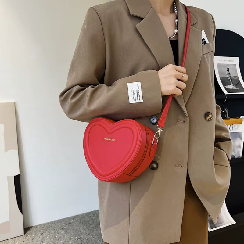 Sac Bandoulière en Forme de Coeur sur une femme