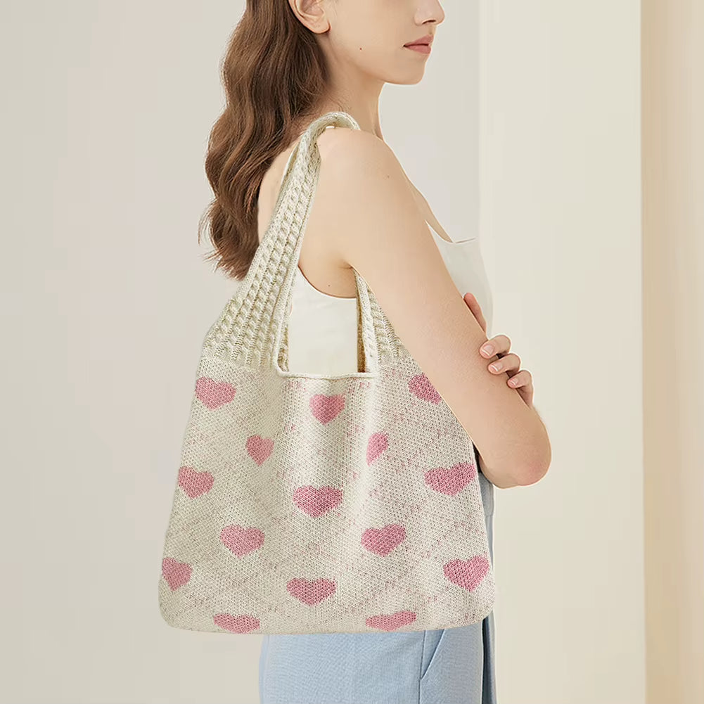 Sac Femme Souple à Motifs de Coeurs sur une femme