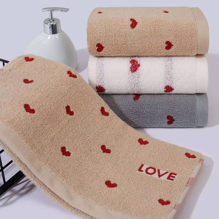 Serviette de Bain Absorbante Coeur devant d'autres serviettes