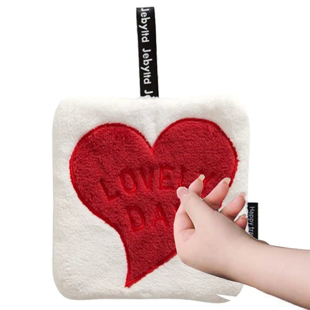 Serviette Main Coeur Love sur fond blanc