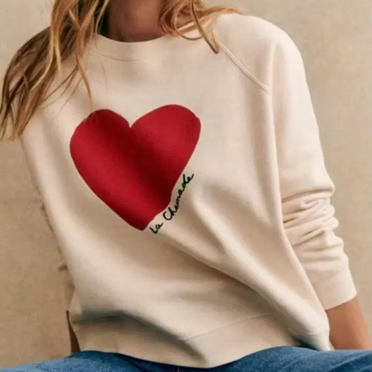 Sweat à Col Rond Motif Coeur sur une femme