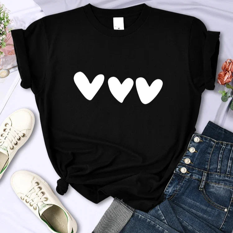 Tee Shirt Femme avec Imprimé 3 Cœurs sur fond gris avec un jean