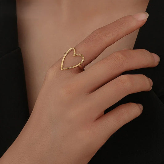 Bague Femme Minimaliste Grand Cœur Ajustable doré portée par une femme à l'indexe
