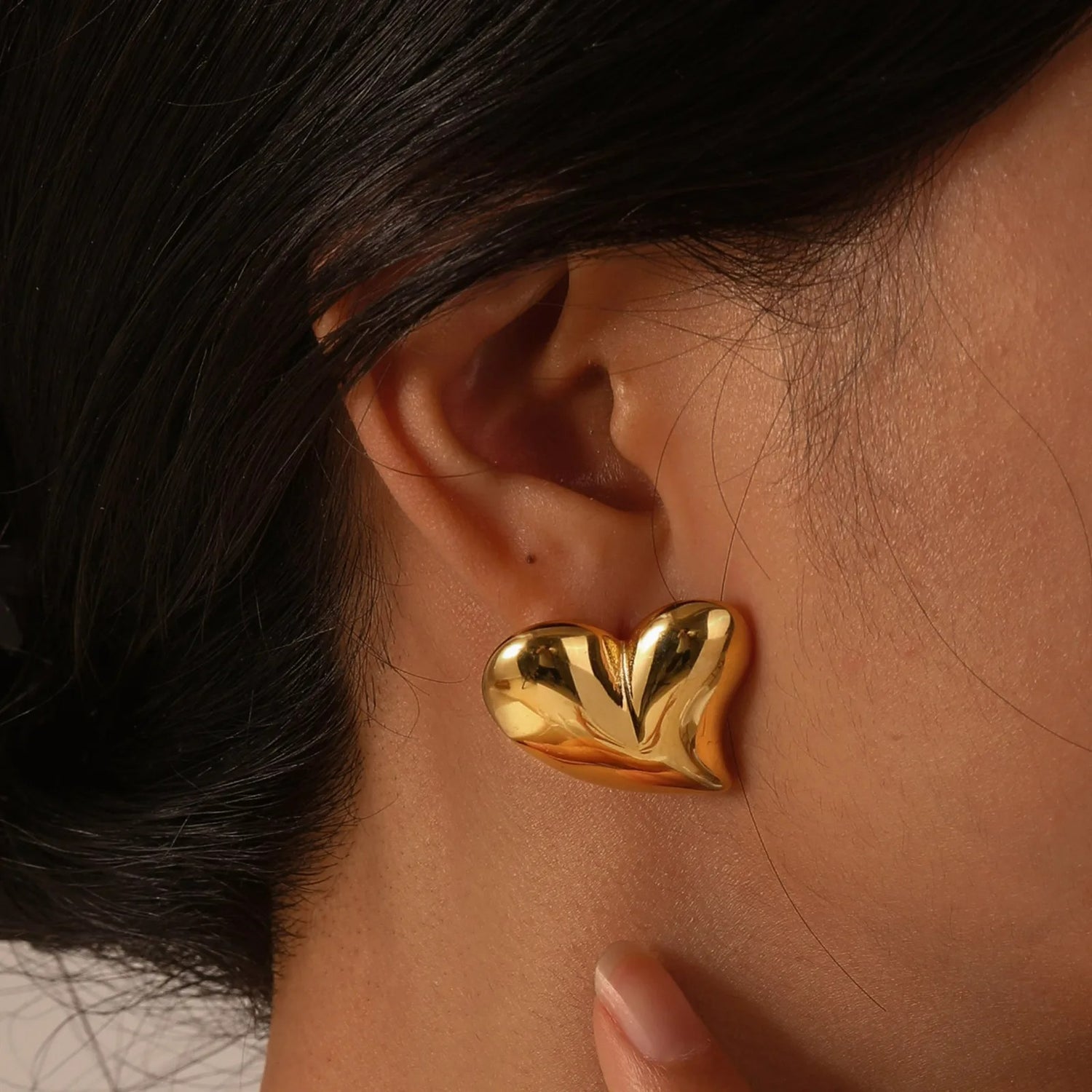Boucle D'oreille Femme Cœur Doré portée par une femme de profil